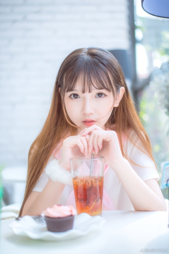 “子度来了？”刘璋苦涩一笑，目光突然一动，看向孟达道：“当初吕布在冀州推广均田，致使万民争相拥护，如今我于益州推广均田，虽恶世家，然惠及百姓，孟达速去张贴榜文，言国难当头，邀万民守城！”